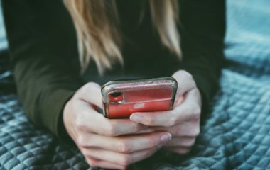 Нова залежність — думскролінг: як зупинити нескінченне гортання стрічки