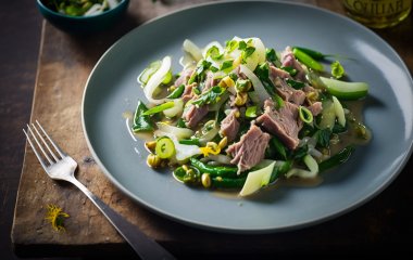 Салат из консервированного тунца с луком и сельдереем: простое блюдо за несколько минут