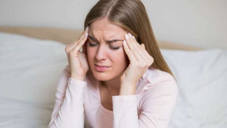 Почему по утрам болит голова: 8 возможных причин