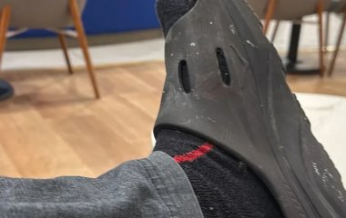 Зібрав валізу, а взутися забув: турист у капцях розсмішив усю Мережу