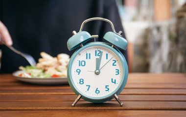 Будьте осторожны с голоданием. Исследования обнаружили шесть правил питания для продления молодости.