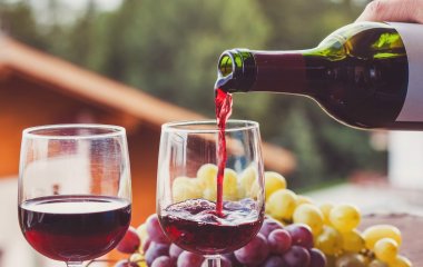 Эксперты рассказали, действительно ли красное вино в небольших количествах полезно для организма