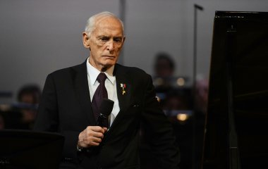 От могилы уводили под руки: На похоронах Ланового Купченко целовала стеклянный гроб и еле стояла на ногах
