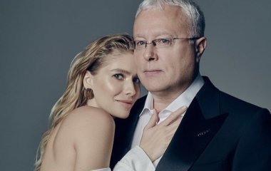 Беременная невеста российского миллиардера снялась топлес в спущенных джинсах