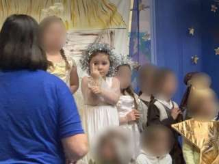 Мережі насмішила дівчинка, яка показала непристойний жест на дитячому святі (ФОТО)