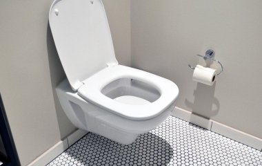 Інженера звільнили з роботи за перерви в туалеті: найдовша тривала 4 години