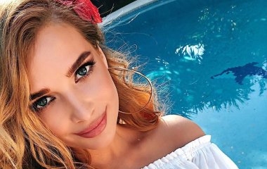Татьяна Котова похвасталась соблазнительными формами в зеленом купальнике