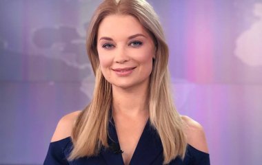 Лидия Таран в мини-шортах и топе похвасталась ножками на фоне ромашек