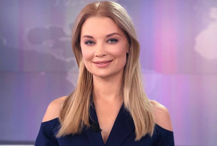 Лидия Таран в мини-шортах и топе похвасталась ножками на фоне ромашек