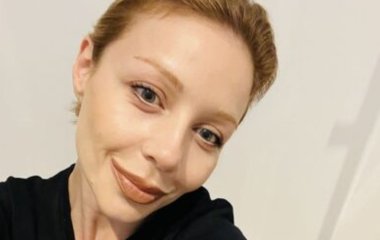 Тина Кароль в топе и узких брюках снялась в новой фотосессии 