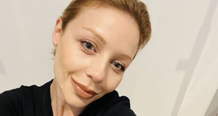 Тина Кароль в топе и узких брюках снялась в новой фотосессии 