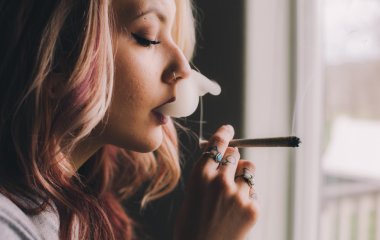 Вчені: жінкам важче кинути палити