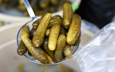Лікар розповіла, кому не варто їсти мариновані огірки