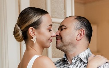 Віктор Павлік довів до сліз молодшу на 28 років дружину сюрпризом: