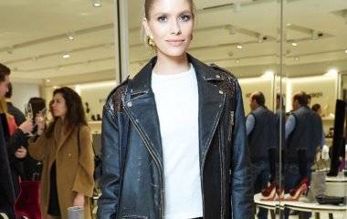 Лена Перминова позировала на пляже в бикини 