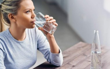 Часто хочется пить: о каких проблемах может сигнализировать постоянная жажда