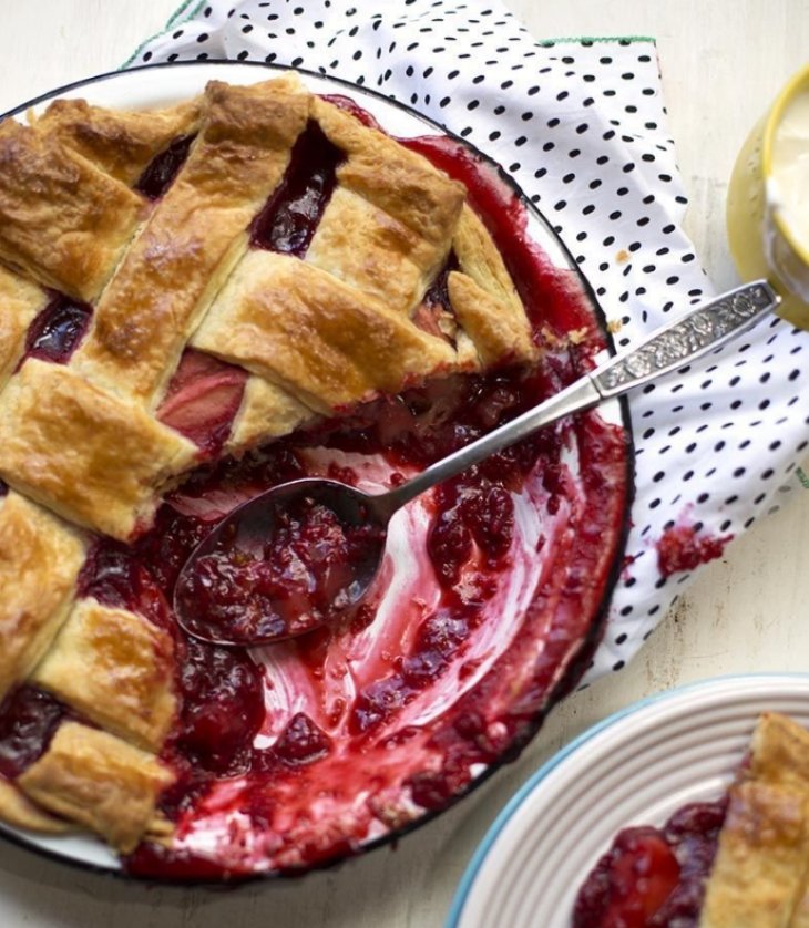 Слоеный вишневый пирог