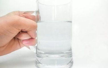 Дієтологи розповіли, як дві склянки гарячої води допоможуть скинути вагу та зупинити старіння