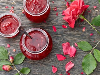 Як зварити варення з шипшини і чим воно корисне