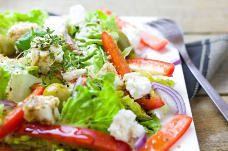 Блюдо за считанные минуты: удивите родных невероятно вкусным салатом с колбасой и овощами