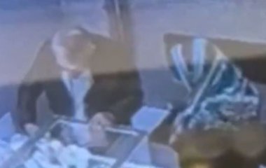 Бабуся намагалася пограбувати ювеліра, але їй забракло сил: чим це закінчилося (фото)