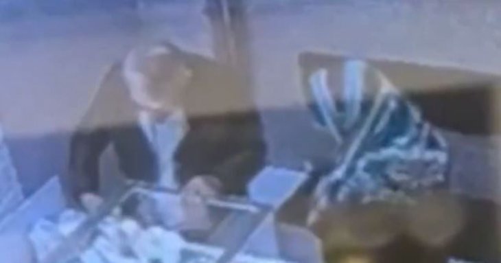Бабуся намагалася пограбувати ювеліра, але їй забракло сил: чим це закінчилося (фото)