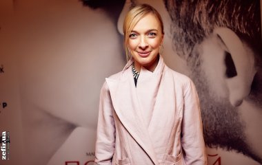 Василиса Фролова блистала в платье цвета металлик