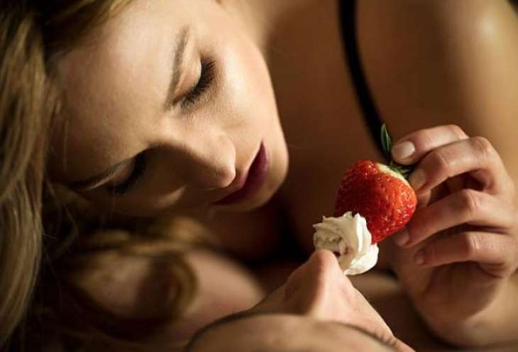 Секс, напитки и фрукты: ешьте и любите с наслаждением!