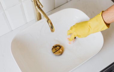 Потребуется всего один продукт: как быстро отмыть раковину