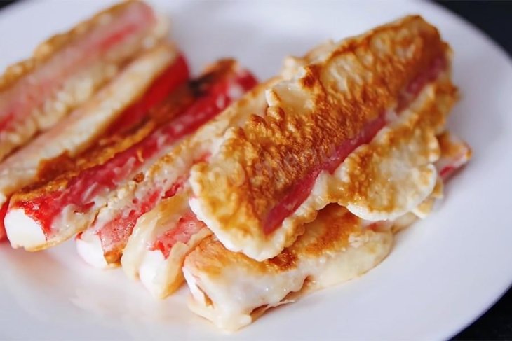 Когда гости уже на пороге: рецепт сочных крабовых палочек в кляре