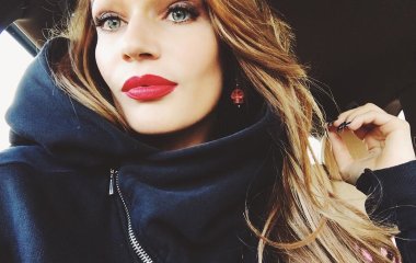 Алена Водонаева позировала в цветочном платье