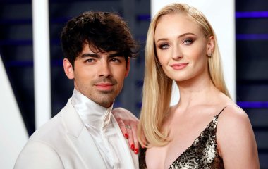 Беременная Софи Тернер с мужем Джо Джонасом и родителями на прогулке в Лос-Анджелесе