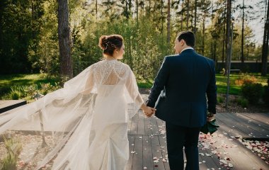 Мережі насмішила реакція хлопця, дівчина якого впіймала весільний букет (ВІДЕО)