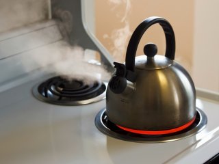 Як легко і швидко очистити чайник від накипу: 3 дієві способи від господарок