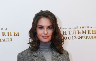Агата Муцениеце с пакетом на голове, показала беременный животик и пышную грудь