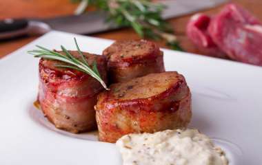 Медальоны в беконе с гарниром из чернослива и брокколи