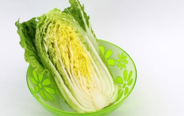 Що це за чорні цятки на пекінській капусті: чи можна їсти такий продукт