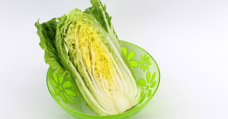 Що це за чорні цятки на пекінській капусті: чи можна їсти такий продукт