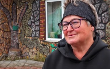 Пенсіонерка на Тернопільщині створила справжній казковий будинок: відео