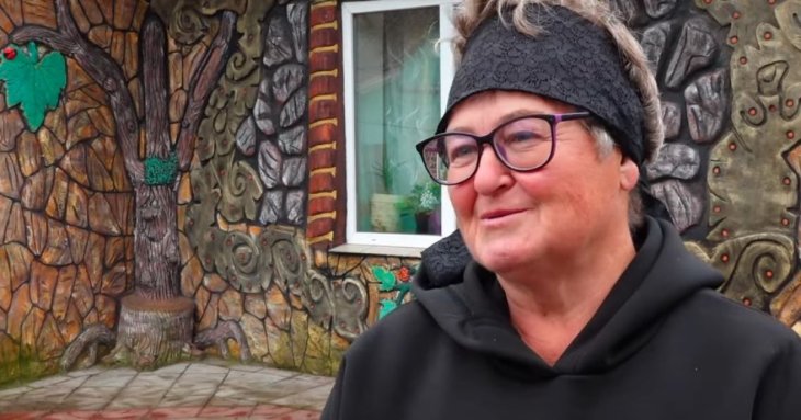 Пенсіонерка на Тернопільщині створила справжній казковий будинок: відео