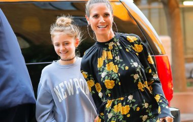 48-летняя Хайди Клум полностью обнажилась для фото, прикрыв грудь рукой