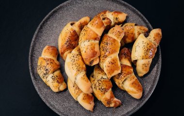 Кифлики с вареньем из розы: рецепт