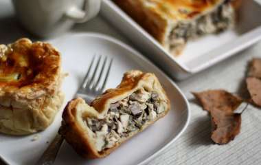 Слоеные тартинки с луком и козьим сыром