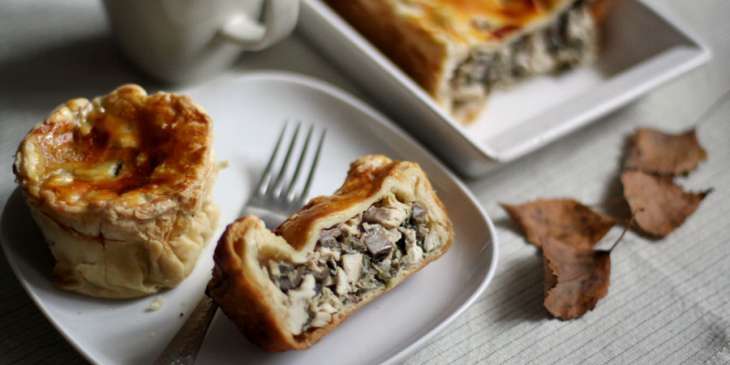 Слоеные тартинки с луком и козьим сыром