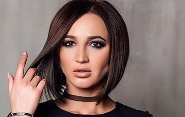 Ольга Бузова вышла в свет в серебристом мини