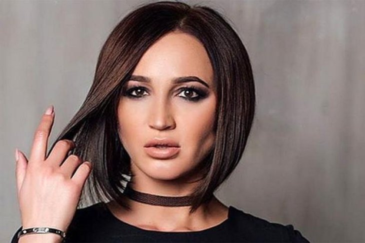 Ольга Бузова вышла в свет в серебристом мини