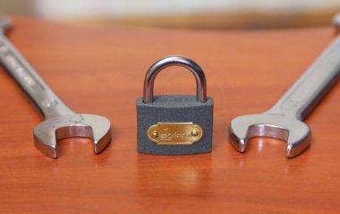 Открываем навесной замок без ключа: 3 способа попасть домой