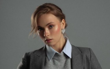 Анна Кошмал в образе игривой учительницы посветила стройными ножками и обнаженным животом