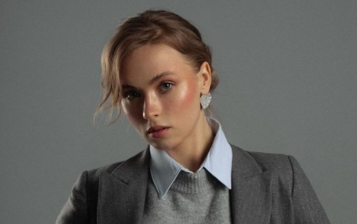 Анна Кошмал в образе игривой учительницы посветила стройными ножками и обнаженным животом