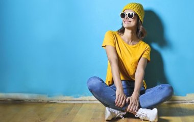 Елегантно і просто: сім поєднань із джинсами, які ніколи не вийдуть з моди